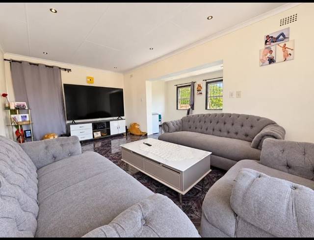 4 BEDROOM TOWNHOUSE FOR SALE IN BROMHOF